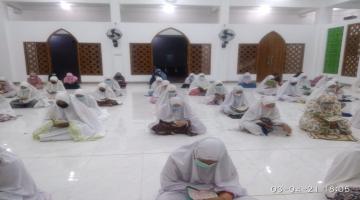 Suasana di Masjid Putri SMP MTA